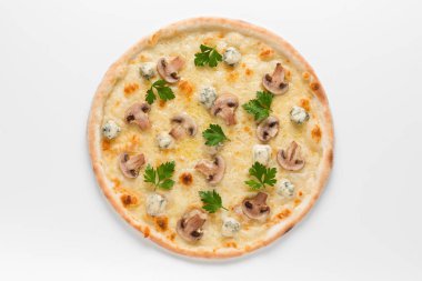Dört peynirli pizza quattro fromaggi beyaz bir arka plan üzerinde mantar en iyi Manzaralı.