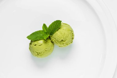 Yeşil çay matcha dondurma kaşık ile nane yaprağı, beyaz bir arka plan üzerinde Üstten Görünüm