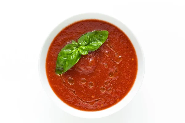 传统的自制番茄冷汤凉亭与罗勒叶顶部的白色背景上的看法 — 图库照片