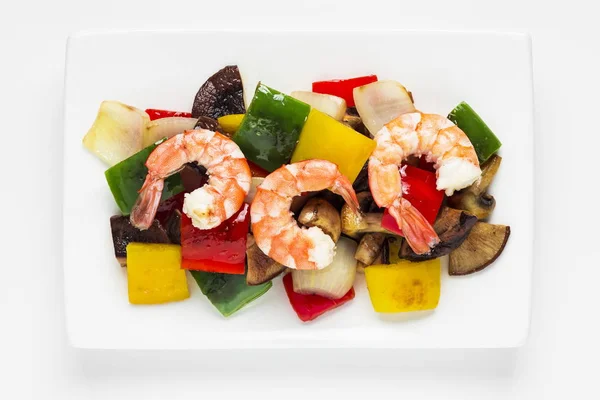 흰색 배경에 새우 상단보기와 구운 야채 뜨거운 샐러드. 식품 색상 및 기하학 로열티 프리 스톡 이미지