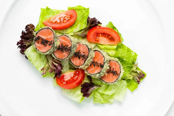Somon sıcak rulo ile Yeşil salata beyaz bir arka plan üzerinde domates ile servis edilir. Somon madalyon meze. Stok Resim