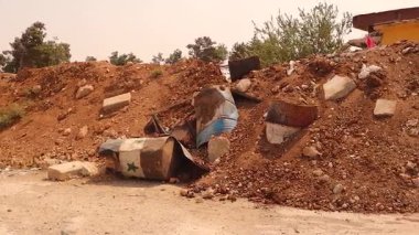 Halep Suriye 'deki askeri piyade okulunun harabeleri. Bir zamanlar eski Suriye hükümeti yönetiminde, daha sonra muhalefet ve şimdi yeni Suriye hükümeti tarafından kontrol edilen diğer çelişkili partiler tarafından ele geçirildi.