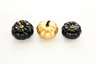 Dekoratif kabak siyah ve altın Cadılar Bayramı beyaz arka plan üzerinde izole. Düz yatıyordu, en iyi görünümü.
