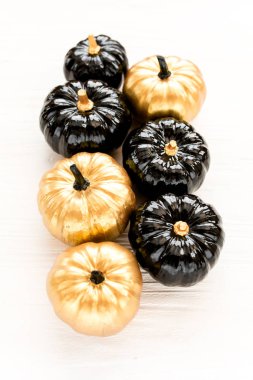 Dekoratif kabak siyah ve altın Cadılar Bayramı beyaz arka plan üzerinde izole. Düz yatıyordu, en iyi görünümü.