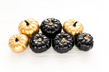 Dekoratif kabak siyah ve altın Cadılar Bayramı beyaz arka plan üzerinde izole. Düz yatıyordu, en iyi görünümü.