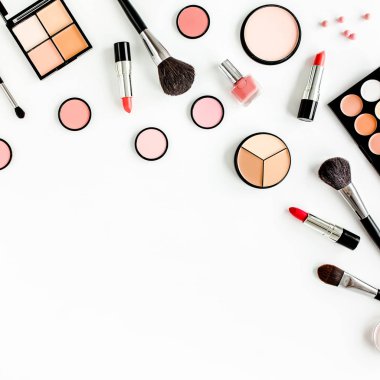 Profesyonel dekoratif kozmetik, beyaz arka planda makyaj malzemeleri. Düz kompozisyon güzelliği, moda. düz yatış, üst görünüm