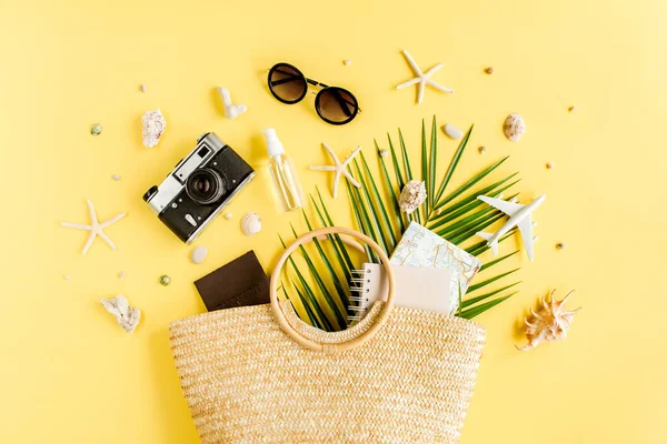 女性のビーチアクセサリー:籐バッグ、熱帯ヤシの葉、モデル飛行機、黄色の背景の飛行機. — ストック写真