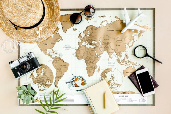 Urlaub planen, Reiseplan, Reise-Urlaub mit Weltkarte zusammen mit anderen Reise-Accessoires. Draufsicht, flache Lage. — Stockfoto