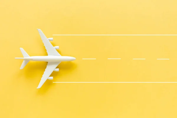 Белая модель самолета, самолет на желтом фоне. Вид сверху, плоский. — стоковое фото