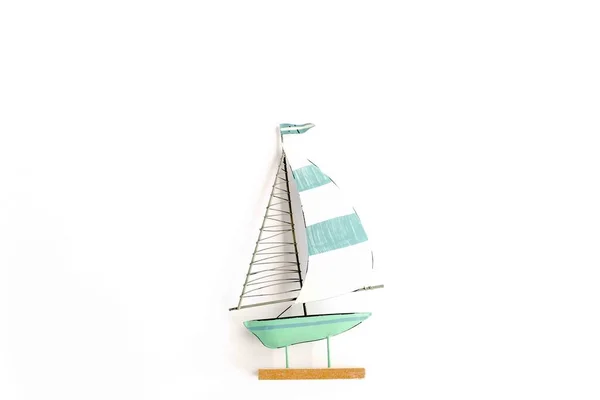 Миниатюрная игрушечная лодка на белом фоне. Плоский, вид сверху — стоковое фото