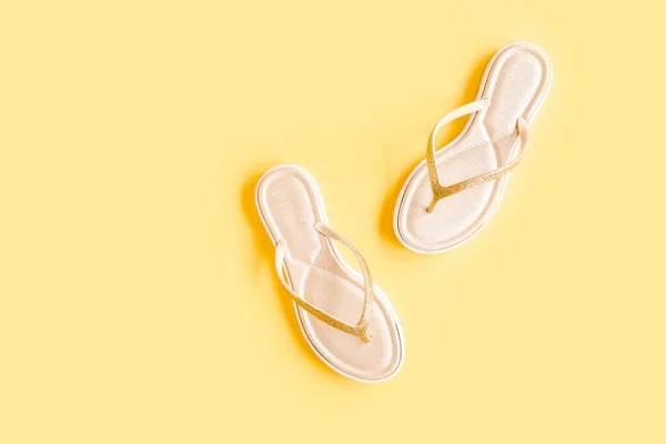 Sandalias de accesorios de viajero de verano para mujer sobre fondo amarillo. El concepto de viaje. —  Fotos de Stock