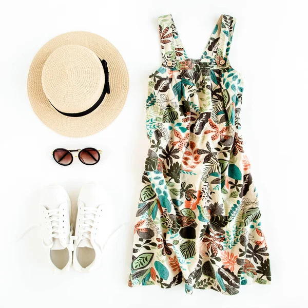 Γυναικείο, καλοκαιρινό στυλ δρόμου. Sundress-φόρεμα, ψάθινο καπέλο, sneakers, γυαλιά ηλίου και τροπικό φύλλο. Πάνω άποψη, επίπεδη lay. — Φωτογραφία Αρχείου