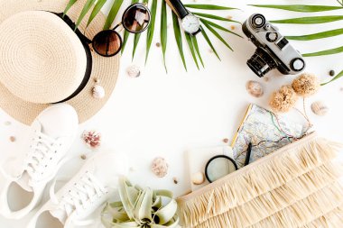 Gezgin aksesuarlarının beyaz arkaplandaki üst görüntüsü. Temel tatil öğeleri, seyahat kavramı geçmişi. 