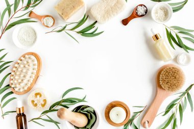 Okaliptüs yağı ve okaliptüs yaprağıyla spa konsepti doğal organik spa kozmetik ürünleri eko dostane banyo aksesuarları üretir. 