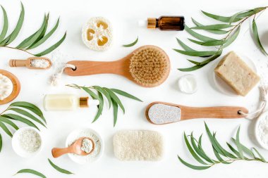 Okaliptüs yağı ve okaliptüs yaprağıyla spa konsepti doğal organik spa kozmetik ürünleri eko dostane banyo aksesuarları üretir. 