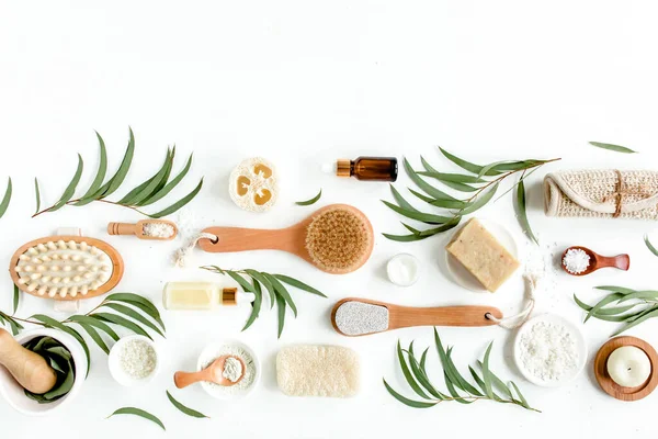 Spa koncepció eukaliptusz olaj és eukaliptusz levél kivonat természetes organikus spa kozmetikai termékek környezetbarát fürdőszoba tartozékok.Skincare koncepció — Stock Fotó