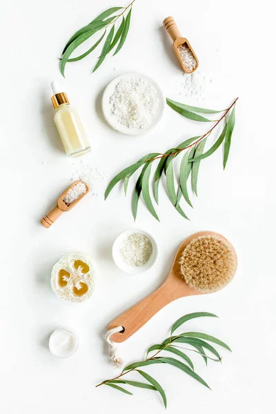 Concept de spa avec huile d'eucalyptus et extrait de feuille d'eucalyptus produits cosmétiques naturels bio spa accessoires de salle de bain respectueux de l'environnement. — Photo