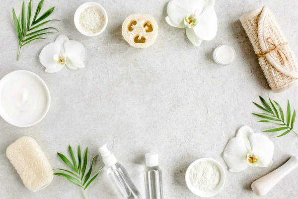 Spa tedavisi konsepti. Doğal, organik spa ürünleri, deniz tuzu, masaj fırçası. Bir metin, düz yatay, üst için bir boşluk ile spa arkaplan 