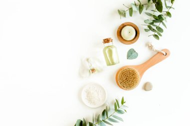 Spa arka planı. Doğal, organik kaplıca ürünleri, çevre dostu banyo aksesuarları, okaliptüs yaprakları. Beyaz arkaplanda cilt konsepti. 