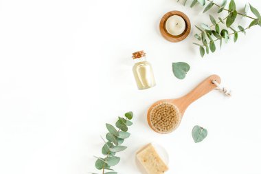 Spa arka planı. Doğal, organik kaplıca ürünleri, çevre dostu banyo aksesuarları, okaliptüs yaprakları. Beyaz arkaplanda cilt konsepti. 