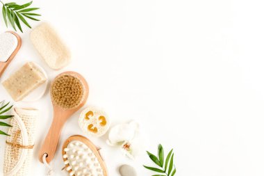 Spa arka planı. Doğal Organik Spa kozmetik ürünleri, çevre dostu banyo aksesuarları, palmiye yaprakları. Beyaz arka planda cilt konsepti. Düz yatıyordu