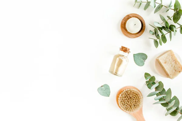 Spa achtergrond. Natuurlijke, Organische spa cosmetica producten, eco-vriendelijke badkamer accessoires, eucalyptus bladeren. Huidverzorging concept op witte achtergrond. — Stockfoto