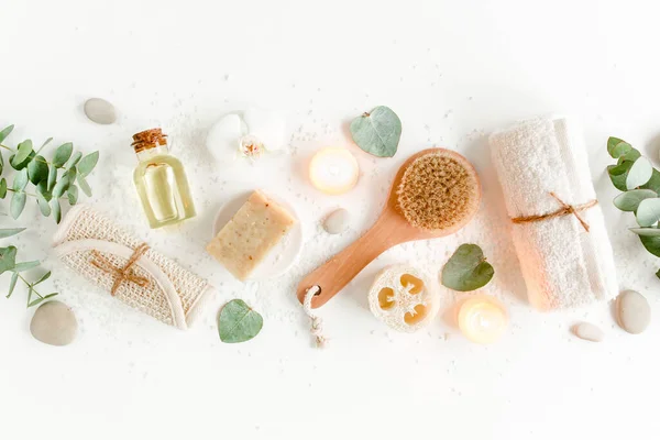 Spa háttér. Természetes, organikus spa kozmetikai termékek, környezetbarát fürdőszoba kiegészítők, eukaliptusz levelek. Skincare koncepció fehér háttér. — Stock Fotó