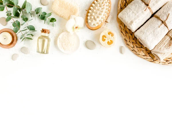 Spa arka planı. Doğal, organik kaplıca ürünleri, çevre dostu banyo aksesuarları, okaliptüs yaprakları. Beyaz arkaplanda cilt konsepti. 