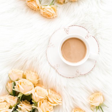 Pastel çay buketi çiçekleri ve beyaz arka planda bir fincan kakao. Çiçek arkaplan. Düz yatış, üst görünüm. 