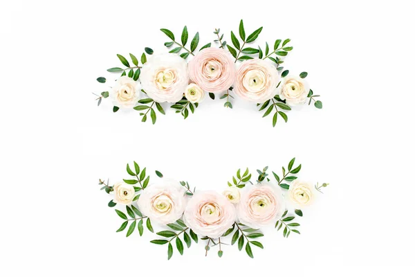 Grinalda armação floral de botões de flores de ranúnculo rosa e eucalipto sobre fundo branco. Flat lay, top view mockup. Quadro de flores. — Fotografia de Stock