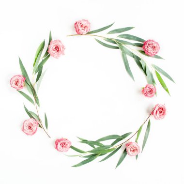 Yuvarlak çelenk çerçeve okaliptüs populus dalları ve beyaz arka planda izole gül çiçekleri. Düz yatış, üst görünüm. 