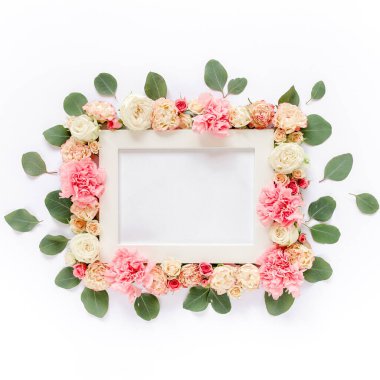 Pembe gül çiçekleri ve okaliptüs yapraklarıyla süslenmiş beyaz çerçeve. Düz yerde, üst tarafta. Çiçek arkaplan. Çiçek çerçevesi. Çiçek çerçevesi.