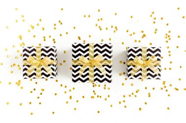 Beyaz arka planda hediye ya da hediye kutuları ve yıldız konfetileri. Renkli bir kutlama, doğum günü. Noel ya da yeni yıl şablonu. Düz yatış, üst görünüm