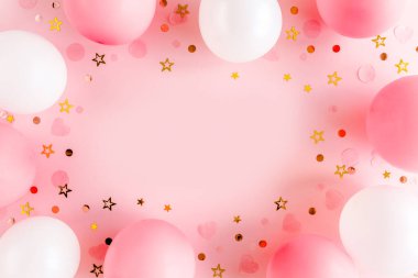 Balonlardan çerçeve ve pembe arka planda konfeti. Sevgililer günü, doğum günü, tatil konsepti. Düz yatış, üst görünüm