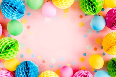 Balonlardan çerçeve ve pembe arka planda konfeti. Sevgililer günü, doğum günü, tatil konsepti. Düz yerde, üst tarafta. Doğum günü partisi geçmişi