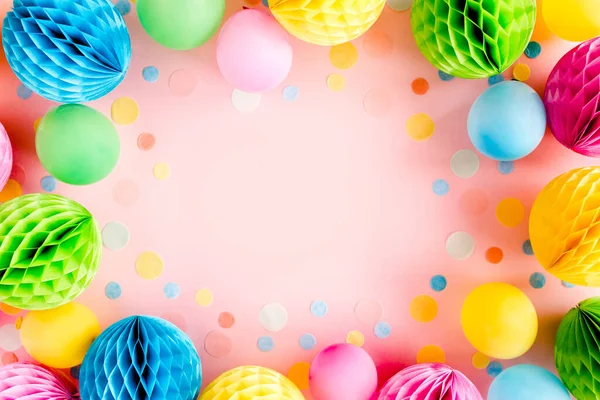 Balonlardan çerçeve ve pembe arka planda konfeti. Sevgililer günü, doğum günü, tatil konsepti. Düz yerde, üst tarafta. Doğum günü partisi geçmişi