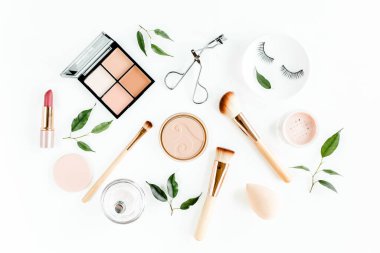 Profesyonel makyaj aletleri. Makyaj aletleri fırçalar. Düz kompozisyon. Dergiler, sosyal medya. Üst Manzara. Düz yatıyordu.