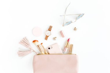 Beyaz arka planda izole edilmiş pembe kozmetik çantalı, kozmetik makyaj ürünleri içeren düz bir kompozisyon. Düz yatış, üst görünüm.