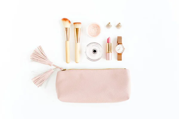 Plochá kompozice s růžovou kosmetickou taškou s kosmetickými líčidly, izolovaná na bílém pozadí. Byt ležel, horní pohled. — Stock fotografie