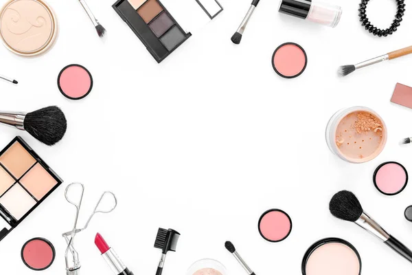 Professionele decoratieve cosmetica, make-up tools op witte achtergrond. Platte compositie schoonheid, mode. vlakke lay, bovenaanzicht — Stockfoto