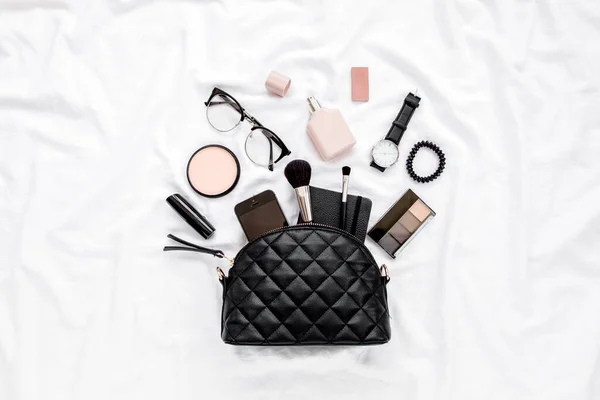 Womens fashion. Black handbag, makeup brushes, cosmetics, sunglasses, accessories on white background. social media. Top view. Flat lay. — Stock Photo, Image