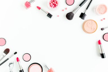 Profesyonel dekoratif kozmetik, beyaz arka planda makyaj malzemeleri metin için fotokopi alanı. Düz kompozisyon güzelliği, moda. düz yatış, üst görünüm