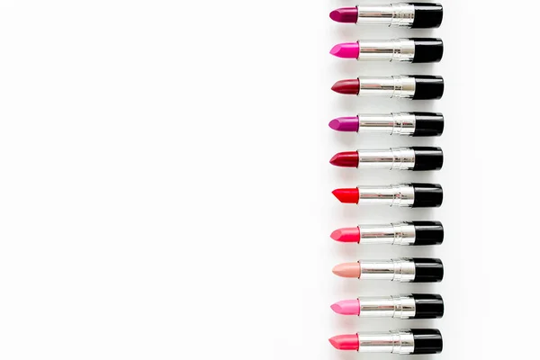 Set de lápices labiales de color sobre fondo blanco. Cosméticos decorativos profesionales, pomada de producto para publicidad. belleza, moda. plano, vista superior — Foto de Stock