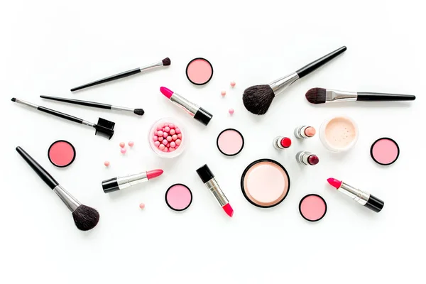 Professional decorative cosmetics, makeup tools brushes on white background. Flat composition beauty, fashion. magazines, social. flat lay, top view — Stock Photo, Image