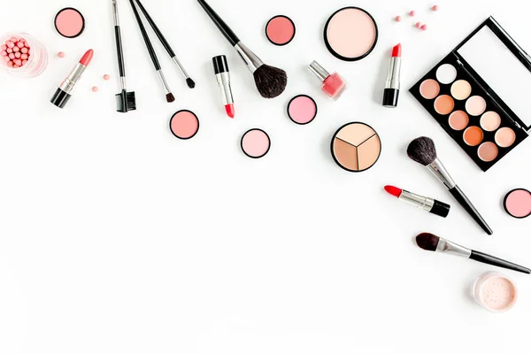 Professionele decoratieve cosmetica, make-up tools borstels op witte achtergrond. Platte compositie schoonheid, mode. Tijdschriften, sociale zaken. vlakke lay, bovenaanzicht — Stockfoto