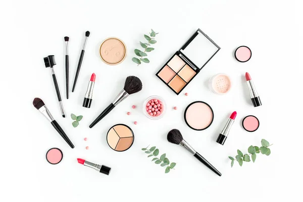 Professionele decoratieve cosmetica, make-up tools op witte achtergrond. Platte compositie schoonheid, mode. vlakke lay, bovenaanzicht — Stockfoto