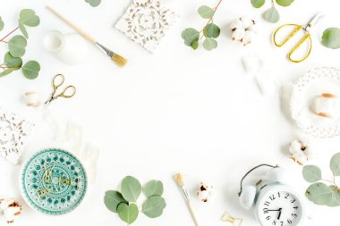 Seramik yaprak canavarlı çalışma alanı, okaliptüs yaprağı, beyaz arka planda aksesuarlar. Düz konum. Üst görünüm