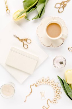 Sarı lale çiçekli kadın çalışma alanı, kadınların moda altın aksesuarları, günlük, beyaz arka planda gözlük. Düz yatıyordu. Üst görünüm arkaplanı.