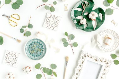 Çalışma alanı okaliptüs yapraklı, aksesuarlar beyaz arka planda. Düz yatıyordu. Üst görünüm 