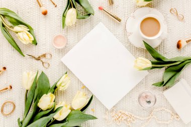 Sarı lale çiçekli kadın çalışma alanı, kadınların moda altın aksesuarları, günlük, beyaz arka planda gözlük. Düz yatıyordu. Üst görünüm kadınsı.